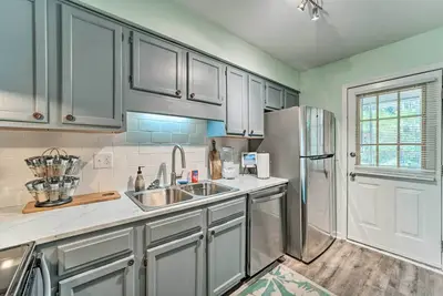 Charming Wilmington Home w\/ Screened-In Porch