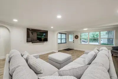 Image de Chic Micanopy Getaway w/ Pool & Pool Table!