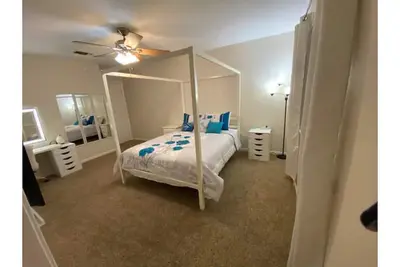 Image de Bright & Spacious with a Huge Private Back Yard