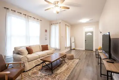 Image de Beautiful home minutes to Downtown and Midtown!