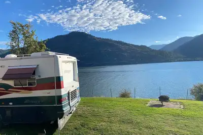 Image de Sandpoint lakefront ranch Rv site with fire pit