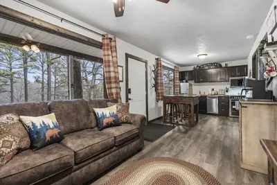 Image de Charming Rustic Retreat - Hot Tub - Pool - Coffee - Fire Pit - 1 mile from Sdc!