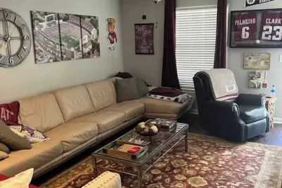 Image de Gameday Condo! Walk to campus or cotton district!