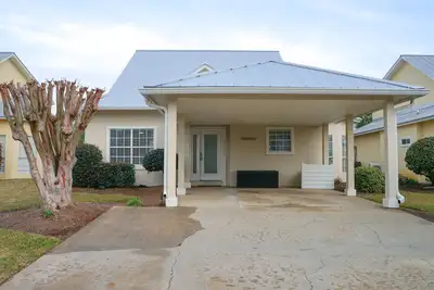 Image de A Shore Thing  Marvelous 4 bedroom Beach Cottage with heated pool!