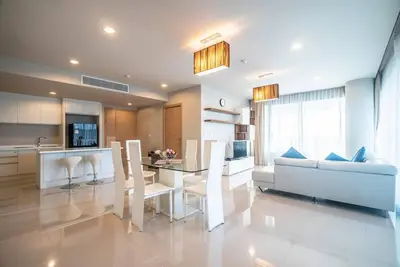 Spacious apartment with jacuzzi and ocean view