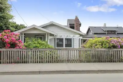 Image de Sisters - 1 Block to the Beach!