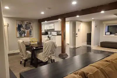 Image de Beautiful basement Studio, Mississippi neighborhood