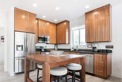 Spotless Modern Steps from the Best Shops and Restaurants.