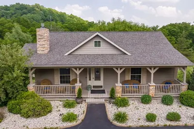 Image de Sweet Retreat -hot tub, fire pit, pet friendly, access to pools, outdoor games