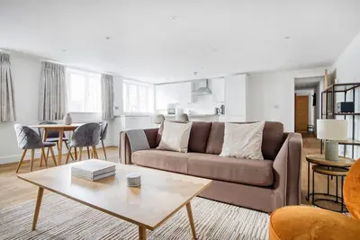 Image de Sunlit Marylebone 2br nr Edgeware Road Station, by Blueground