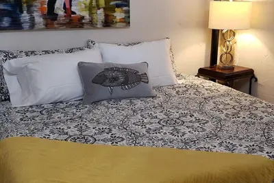 Image de Spacious Loft King-Bed & Sofa centrally-located #1