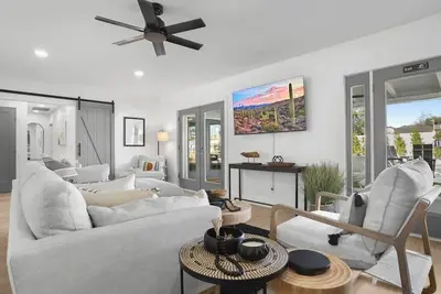 Villa w/heated pool & spa, putt-putt & fire pit