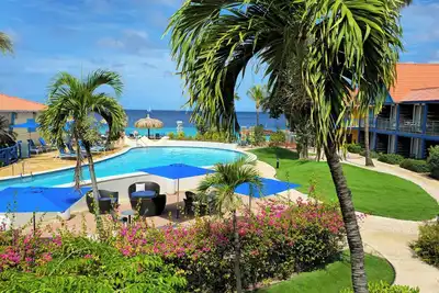 Image de Relax and Unwind! 2 Relaxing Units, Free Parking, Few Steps from Flamingo Beach!