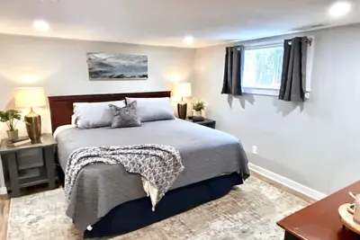 Image de A beautifully renovated spacious 2 bedroom apartment with  King Beds