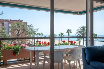 Image de At091 Els Pins I: Apartamento situado en primera línea del mar y con 4 piscinas comunitarias