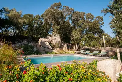 Image de confortable et magnifique bergerie, piscine chauffée, cuisine d'été