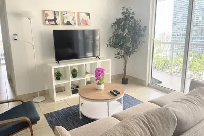 Image de 2 Br/2 Ba plus Den Brickell Condo Pool, Hot Tub, and Gym