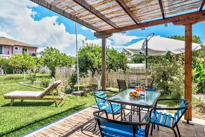Image de Maison de vacances 'Garden House Lefkada' avec terrasse partagée, Wi-Fi et climatisation.