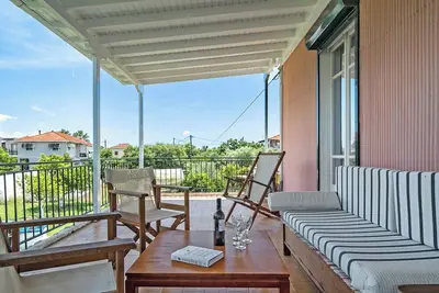 Image de Appartement \"Woodpecker House Lefkada\" avec vue sur la mer, terrasse privée et Wi-Fi.