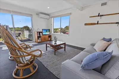 Image de The Lake Villa - Enjoy views over the treetops of downtown as you relax