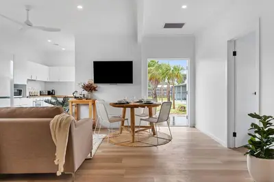 Image de Just saunter across the road to the Beach (sleeps 8)