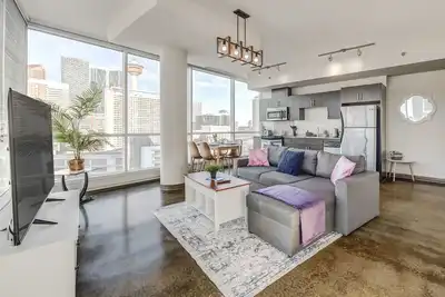 Image de Elegant 2br Condo—Stunning Downtown Views!
