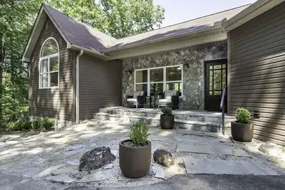 Image de This wooded retreat has everything! Spring & Summer right around the corner!