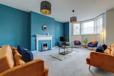 Image de Spacious 2-bed apartment near South Bay beach. Pet friendly.