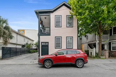 Image de Pink House - Downtown Duplex - Sleeps 20