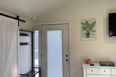 Image de Newly renovated private Cottage with pool and hottub! 5 min to beach!