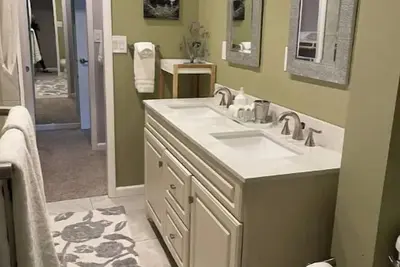 Image de Convenient location and clean home