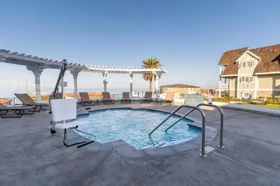 Image de Beach condo walking distance to beautiful Southern California beach. .