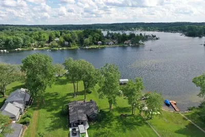 Image de 3 Bedroom on private lake, garage games and hot tub!