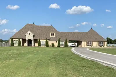 Image de 20 mins to downtown Tulsa. Beautiful, luxury home on 10 acres,