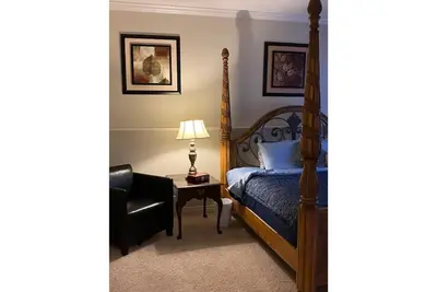 Image de Central located 3 bed 2 bath group & family-friendly bsmt step-out Apt w view