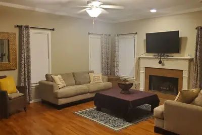 Image de Beautiful Home near the City Close to Everything