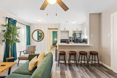 Image de Stylish 2 Br townhouse near cute park, Baylor Med, 15 min to Uptown