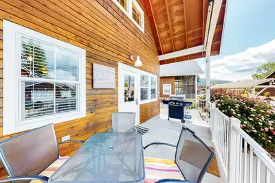 Image de Cute, dog-friendly cabin with a large patio & fireplace - walk to river beach