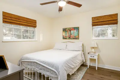 Image de Beautifully restored Cottage -Pet friendly - firepit & gazebo -Centrally located