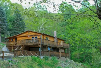 Image de Log Cabin and Treehouse