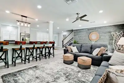 Image de Close to Anna Maria Island! Sleeps 12 in beds. Family friendly amenities!