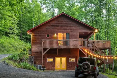 Image de Majestic Cabin | Modern, Hot Tub, & Game Room