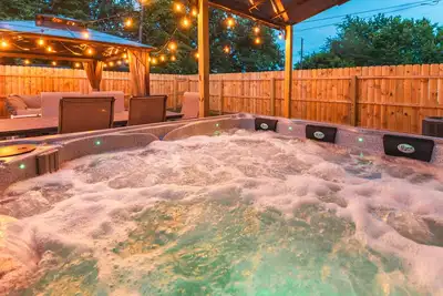 Image de Hot Tub, fully fenced, and dog friendly!