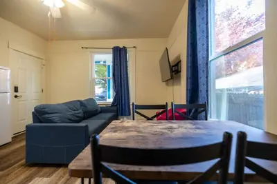 Image de Pet-Friendly Downtown 1br · Easy Entry · Full Kitchen · Walk to Wine & River