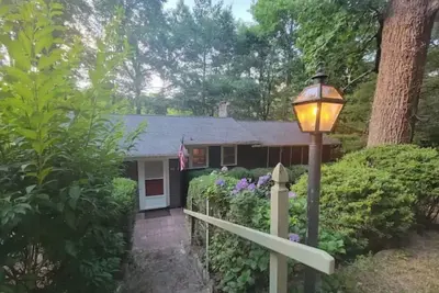 Image de Wooded cabin nestled in a charming and quiet neighborhood. Hiking trails galore!
