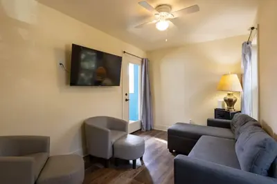 Image de Upstairs One-Bedroom with Private Covered Balcony -Rear / Quieter