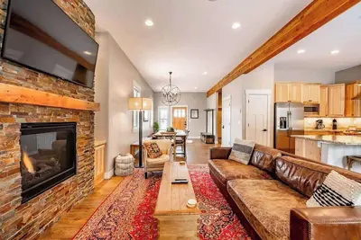 Image de Luxury 4br Townhouse: Hot Tub, Fireplace, Views!