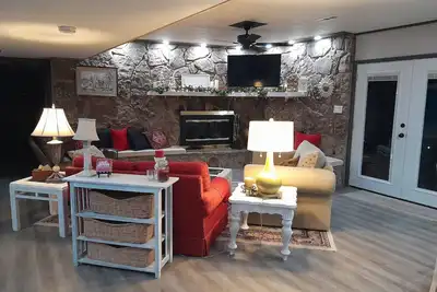 Image de Spacious, private retreat -  hot tub, firepit, pool table, dry sauna, patio