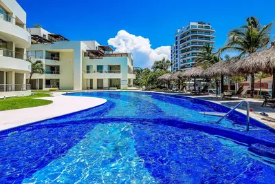 Image de Ocean-view penthouse with private plunge pool & terrace, resort pool