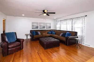 Image de Spacious 3bd with king, 2 living areas and fenced yard